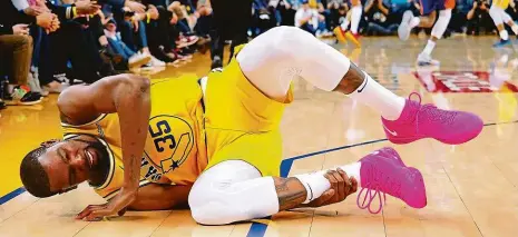  ?? Foto: USA Today ?? Samé špatné zprávy Superstar Kevin Durant (na snímku) se zranil. Kouč se prý hádá s další oporou... U šampionů NBA to moc neklape.
