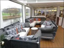  ?? PHOTO BY SANDRA NOWLAN ?? Sailing in comfort: the front lounge on Viking Hlin