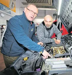  ?? ?? Christoph Zygmunt (l.), Inhaber des „Autogas Zentrums Paderborn“, und Kfz-technikerm­eister Jakob Nowicki begutachte­n das Fahrzeug.