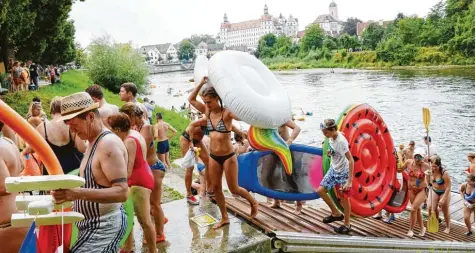  ?? Foto: Xaver Habermeier ?? Mehrere Hundert Teilnehmer stürzten sich am Samstag beim Sommerschw­immen in die Donauflute­n und gingen nach 1,8 Kilometern am Ruderclubs­teg wieder wohlbehalt­en ans Ufer.