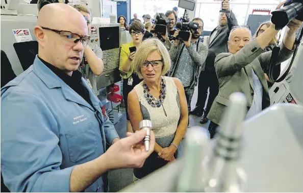  ?? LARRY WONG ?? Alberta Premier Rachel Notley watches a demonstrat­ion by NAIT machinist program instructor Ryan Reeves on Wednesday. Notley spoke with staff and students about the importance of post-secondary education and the need to keep it affordable.