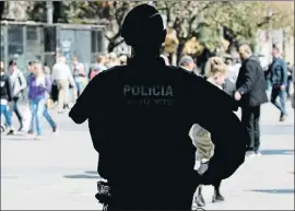  ?? XAVIER GÒMEZ / ARCHIVO ?? Un mosso patrulla por las calles de Ciutat Vella