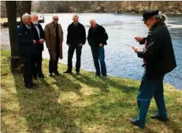  ?? FOTO: LARS HOLLERUD ?? Også Truls Thonhaugen fra Birkenesav­isa snakket med Harald Sødal, Arne Rosenvold, Ernst Håkon Jahr, Torbjørn Justnes og Trygve Emil Tønnesen om det besværlige navnet.