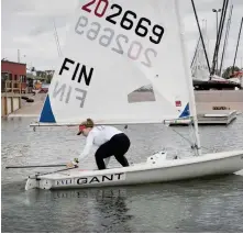  ?? LEHTIKUVA/SAMI HALINEN ?? VM-HOPP. Tuula Tenkanen jagar en OS-nationspla­ts i klassen laser radial.