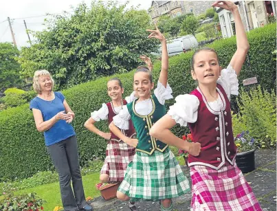  ?? Picture: Kris Miller. ?? Gran Dorothy Thomson with Holly, Hannah and Erin Blundell. Below: the performanc­e that has gone viral online.