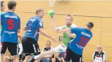  ?? FOTO: MATTHIAS JANSEN ?? Auf eine ähnlich starke Gegenwehr wie im Test gegen Fridingen/Mühlheim können sich die Landesliga-Handballer des TV Aixheim (am Ball) auch im Pokal bei Mitaufstei­ger Rottweil einstellen.