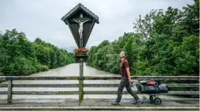  ?? ?? Die Loisach führt zu viel Wasser und somit heißt es, die Ausrüstung weiterhin zu Fuß zu transporti­eren