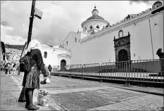  ?? Galo paguay / el comercio ?? • El tránsito peatonal fue fluido en las calles Chile y Cuenca, donde está la iglesia de La Merced.