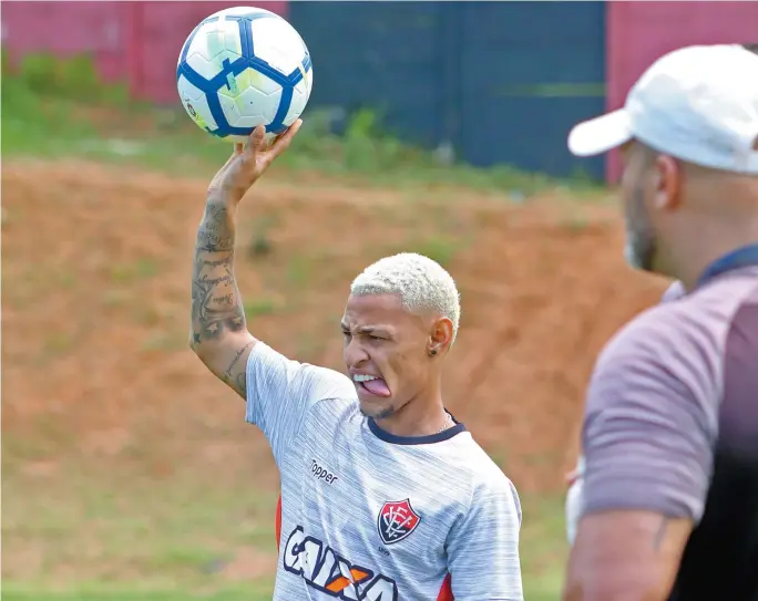  ??  ?? Neilton é a principal esperança de gols do Vitória hoje, no Independên­cia, onde encara o América-MG pela 3ª rodada do Campeonato Brasileiro: Leão ainda não venceu na competição