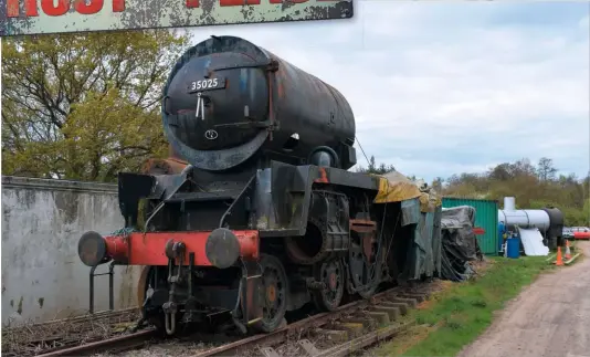  ??  ?? NowA somewhat unkempt ‘Merchant Navy’ No. 35025 Brockleban­k Line at Sellindge, Kent, in 2017. THOMAS BRIGHT/SR