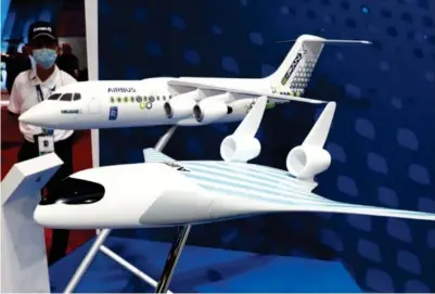  ?? FOTO: EDGAR SU / REUTERS / NTB ?? Modeller av Airbus-elflyene Maverick og E-Fan X, som ble vist på Singapore Airshow i februar. Senere har Airbus droppet E-Fan X.