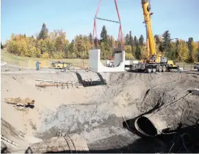  ?? CITIZEN PHOTO BY JAMES DOYLE ?? Crews work on Sept. 27 to install the first of six pre-cast concrete pieces to replace a failed section of pipe at the sinkhole on Winnipeg Street.