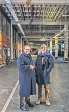  ?? RP-FOTO: HANS-JÜRGEN BAUER ?? Klaus Franken (Catella, links) und Event-Veranstalt­er Christian Fleischer in einer der Hallen des leerstehen­den Postgebäud­es.