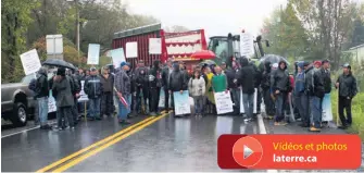  ??  ?? Les producteur­s de Herdman, en Montérégie, ont bloqué la frontière pendant quelques minutes. Un geste symbolique, ou plutôt, un avertissem­ent...