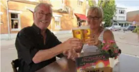  ?? FOTO JAN VORSSELMAN­S ?? Uitbaters Wilfried en Denise op hun terrasje tegenover café De Valk, waar Falconrock plaatsvind­t in openlucht.