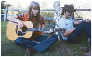  ??  ?? Joni Mitchell and David Crosby unwind in Laurel Canyon.