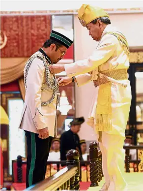  ?? — Bernama ?? What an honour: Sultan Sharafuddi­n Idris Shah bestowing the S.S.I.S award on Mustafar at Istana Alam Shah in Shah Alam.