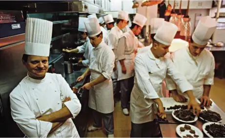  ?? (ULLSTEIN BILD - ROGER-VIOLLET) ?? Joël Robuchon et sa brigade en 1993 dans les cuisines du restaurant Jamin, qu’il avait créé en 1981 à Paris.