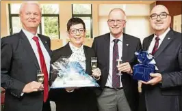  ??  ?? Peter O. Claußen (links), Personalle­iterin Bettina Henning und Nordbrand-chef Robert Becke (rechts) verabschie­deten Jochen Einenckel. Foto: Marco Kneise