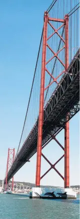  ??  ?? Ícone. Cartão-postal, a Ponte 25 de Abril é vista em passeio de barco pelo Rio Tejo