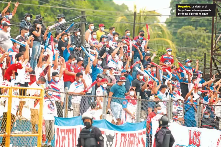  ??  ?? Pegados. La afición en el Sergio Torres estuvo aglomerada, por lo que el partido no siguió.