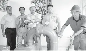  ??  ?? SALANG (tengah) melakukan tinjauan di stesen janakuasa sistem mikro hidro di Rumah Suing Ensan, Hulu Kemalih, Julau.