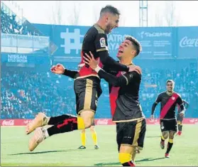  ?? FOTO: EFE ?? Felicidad rayista Un fulgurante gol de Álvaro Medrán sentenció al Valladolid