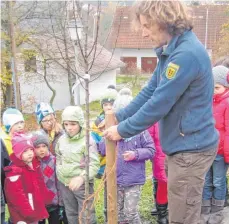  ?? FOTO: PRIVAT ?? Die Schüler pflanzen den Apfelbaum auf ihrem Schulhof zusammen mit Naturparkr­anger Markus Ellinger.