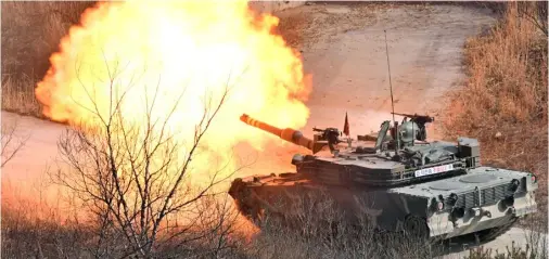  ?? Unidos. JUNG YEON-JE/AGENCE FRANCE-PRESSE ?? TUMIRA ang isang tangkeng K1A2 ng Timog Korea sa isang live fire exercise sa training field sa Pocheon kahapon bilang bahagi ng taunang Freedom Shield na war games kasama ang militar ng Estados