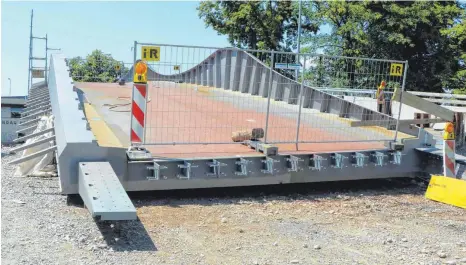  ?? FOTO: DIK ?? Alle Teile der neuen Thierschbr­ücke sind schon verschweiß­t, in der kommenden Woche wird das Stahlgeste­ll eingeschob­en.