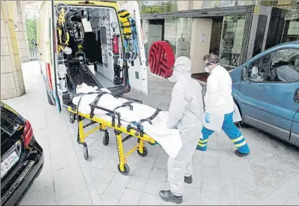  ?? FOTO: EFE ?? Momento en que el futbolista del Fuenlabrad­a es introducid­o en la ambulancia para ser trasladado al Hospital Quirón