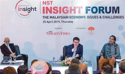  ?? PIX BY ASYRAF HAMZAH ?? (From left)
New Straits Times Leader writer Abdul Rahim Mydin, Deputy
Defence Minister Liew Chin Tong and Rembau member of parliament Khairy Jamaluddin at the NST Insight Forum at Balai Berita Bangsar in Kuala Lumpur yesterday.