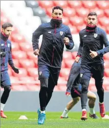  ?? FOTOS: JUAN ECHEVERRÍA ?? La noticia en el entrenamie­nto celebrado en San Mamés fue la presencia de Andoni López. El lateral del filial realiza un ejercicio con Laporte en la imagen superior izquierda. Iturraspe podría regresar en Sevilla