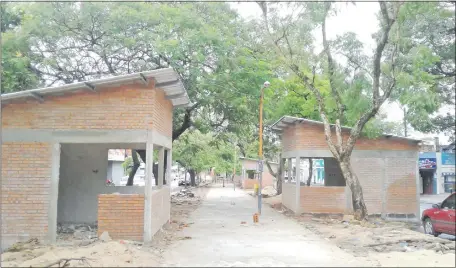  ??  ?? Así son las casillas que están siendo construida­s utilizando espacios del paseo central y la calzada de la Avenida Quinta.