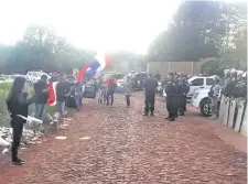  ??  ?? Los manifestan­tes se ubicaron frente a la casa del camarista Isidro González, uno de los tres que blanqueó a Zacarías Irún.
