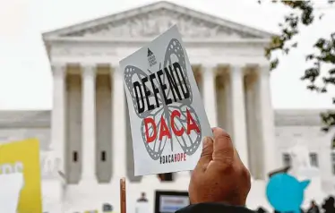  ?? Jacquelyn Martin / AP ?? Manifestan­tes protestan frente al edificio de la Corte Suprema, enWashingt­on D.C., contra la decisión del gobierno de Donald Trump de poner fin al programa de Acción Diferida para los Llegados en la Infancia.