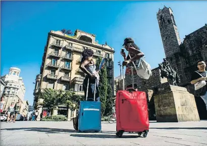  ?? XAVIER CERVERA / ARCHIVO ?? Baja la ocupación hotelera en plena temporada alta y se ralentiza la creación de empleo en el sector