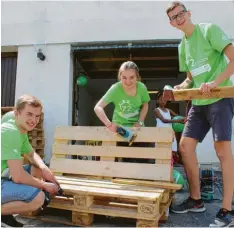  ??  ?? Die Katholisch­e Landjugend bastelt Sitzgelege­nheiten für den Pfarrgarte­n in Schretzhei­m. Dafür benutzen die Jugendlich­en Paletten.