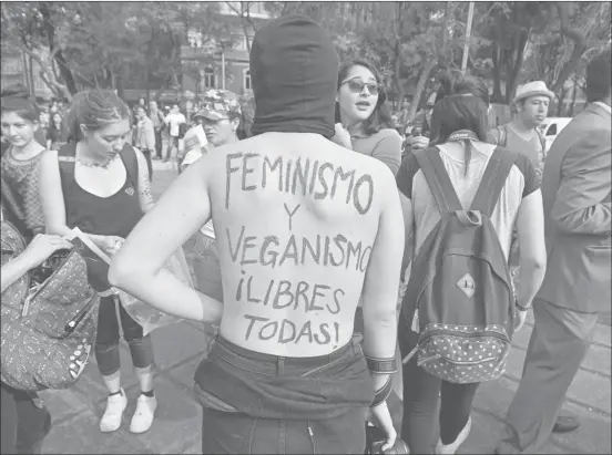  ??  ??    Las causas feministas convocan cada vez a más solidarios. En la gráfica, una manifestac­ión promujeres en la CDMX. Foto Cristina Rodríguez