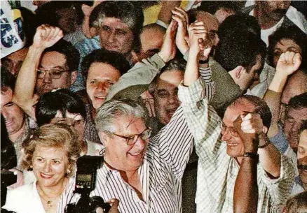  ?? João Wainer - 25.out.98/Folhapress ?? Mário Covas comemora reeleição ao Governo de SP com seu então vice, Geraldo Alckmin, em 1998