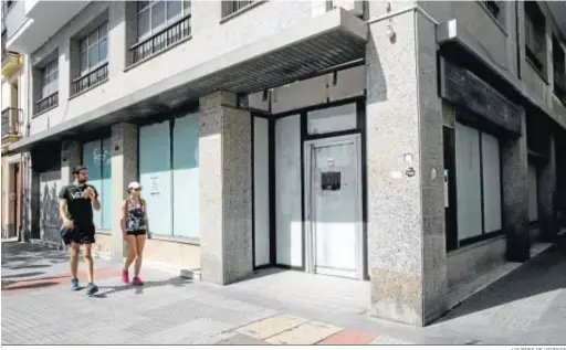  ?? LOURDES DE VICENTE ?? Una oficina bancaria cerrada en el centro de Cádiz.