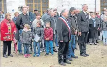  ??  ?? Recueillem­ent au monument aux morts