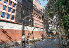  ?? — PTI ?? Workers make arrangemen­t for Lok Sabha election results at BJP headquarte­rs in New Delhi on Monday.