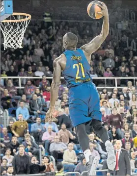  ?? FOTO: PERE PUNTÍ ?? Rakim Sanders, alero del Barça, machacando el aro del Brose Baskets