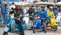  ??  ?? Der Vespa-Klub brachte am Sonntag italienisc­hes Flair auf den Rathauspla­tz. Ansonsten litt die Festa Italiana etwas unter dem trüben Wetter – zumindest am Anfang.