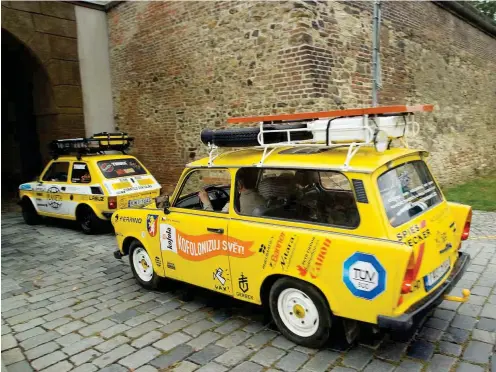  ?? Foto: dpa/Michael Heitmann ?? Mit den gelben Autos geht es diesmal von Indien nach China und zurück nach Europa.