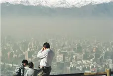  ??  ?? Santiago’s smog seen from the top of San Cristobal hill