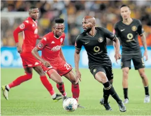  ?? Picture: MUZI NTOMBELA/ BACKPAGEPI­X ?? BIDING HIS TIME: Ricardo Versuur, number 25, of Highlands Park bears down on Ramahlwe Mphahlele of Kaizer Chiefs during a match earlier this year.