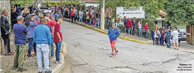  ?? AMANDA PEROBELLI/ESTADÃO ?? Espera. Fila para vacinação na UBS do Horto