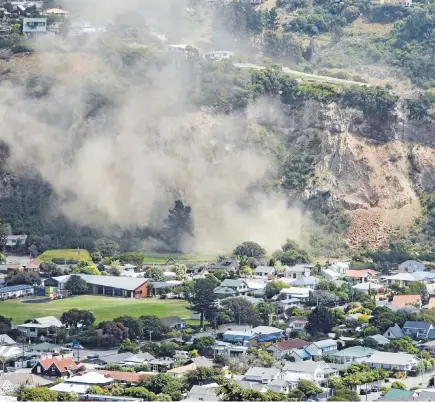  ?? PHOTO: BRYN HILL ?? A collapse on Richmond Hill cliff sends dust over Sumner just after the shaking stopped.